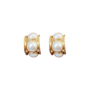 Orecchini vintage a forma di C in metallo dorato con quattro perle bianche eleganti