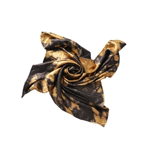 Écharpe chic en soie à imprimé marbré noir et or avec finition métallique brillante