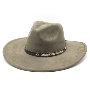 Detail eines moosgrünen Fedora aus Wildlederimitat mit Lederband und Metallnieten