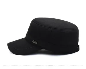 Détail de la casquette militaire noire pour homme avec logo Sports en métal et surpiqûres