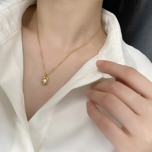 French style gold pearl necklace for women featuring an irregular pea-shaped pendant design