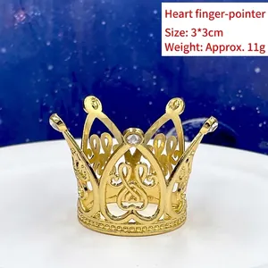 Dettaglio di un accessorio corona dorata a forma di cuore, 3x3cm, peso 11 grammi