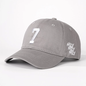 Casquette de baseball grise avec broderie blanche chiffre 7 et lettrage Holy vue de côté