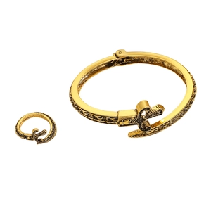 Retro-Gold-Set aus Armreif und Ring in Schwertform mit gotischen Gravuren