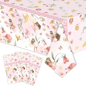 Détail de la nappe fée de la forêt avec motifs aquarelle de fleurs et de champignons
