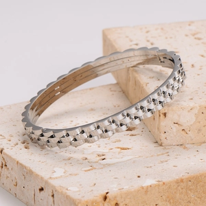 Eleganter 18K Silber Gear Armreif mit Gliederketten-Textur auf Steinsockel