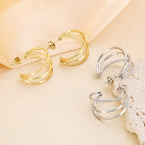 Dettaglio orecchini a strati a forma di C in acciaio inossidabile oro e argento