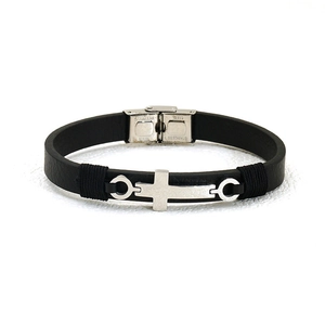 Détail de la boucle en acier inoxydable et du bracelet en cuir noir avec croix