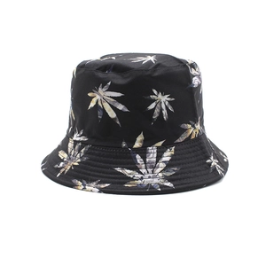 Bob classique noir avec motif de feuilles d'érable blanches et grises en style streetwear
