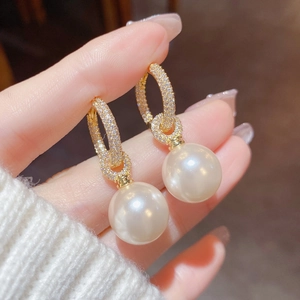 Elegant gold-plated interlocking rings with pavé zircon and white pearl drop earrings