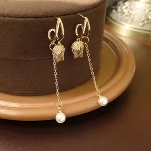 Boucles d'oreilles tulipes à franges avec zircons et perles en finition dorée