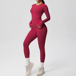 Dettaglio del set da yoga rosa scuro con maniche a asola per il pollice e leggings a vita alta