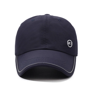 Berretto da baseball blu navy traspirante ad asciugatura rapida con bordo riflettente