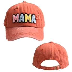 Dettaglio del cappellino MAMA in cotone slavato rosso mattone con ricamo in spugna colorato