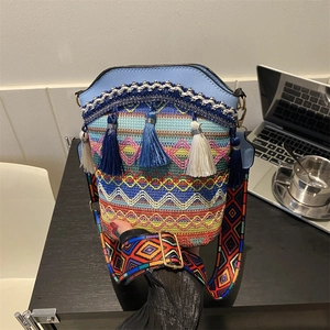 Sac seau ethnique en cuir bleu avec des motifs géométriques tissés colorés et franges