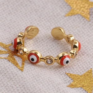 Detail eines vergoldeten Evil-Eye-Rings mit Emaille-Inlay und Zirkonia-Steinen