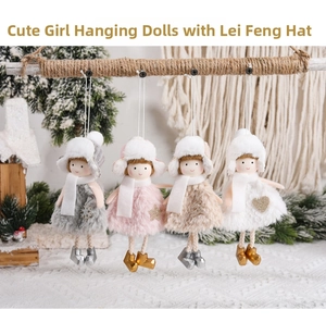Vue détaillée de quatre anges en peluche de différentes couleurs avec bonnets à fourrure