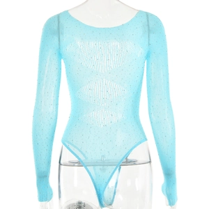 Gros plan sur le body en maille bleue avec strass scintillants et manches longues