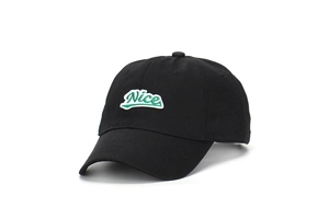 Gros plan de la broderie verte Nice sur une casquette de baseball en coton noir