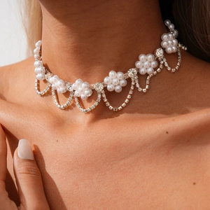 Détail d'un choker floral avec perles fantaisie, strass en cristal et pendentif frange