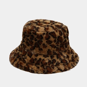 Dettaglio del cappello alla pescatora in ecopelliccia leopardata con morbida fodera