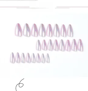 Détail macro de 24 faux ongles stiletto violets aurore avec paillettes laser scintillantes