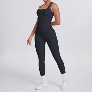 Détail d'un ensemble de yoga noir avec débardeur dos nageur et legging taille haute