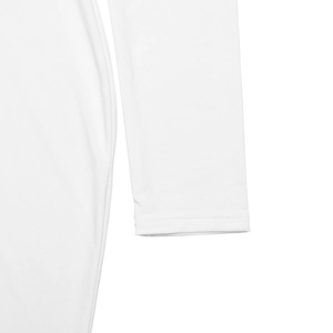Détail de la manche d'une robe en maille blanche avec coutures doubles de précision