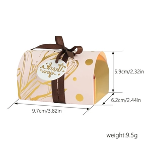Rosa europäische Gastgeschenkbox mit goldenem Blumenmuster und brauner Seidenschleife
