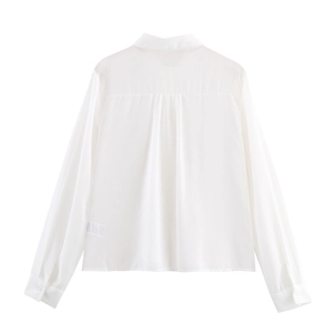 Chemisier en satin blanc pour femmes avec plis au dos et manches longues
