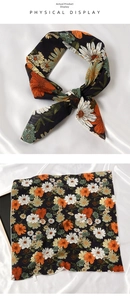 Vue détaillée d'un foulard carré noir en coton et lin imprimé de petites marguerites
