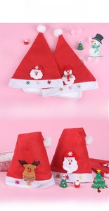 Détail du bonnet de Noël en peluche avec motifs 3D du Père Noël, renne et sequins brillants