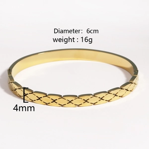 Détail du bracelet en acier titane doré avec motif losange et dimensions