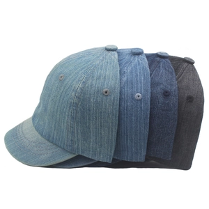 Nahaufnahme der gewaschenen Denim-Baseballkappen in vier Farben mit kurzem Schirm