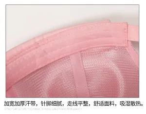 Vue détaillée de la doublure en maille respirante et de la bande de sudation du bonnet rose