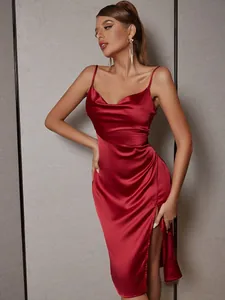 Détails de l'élégante robe en satin rouge avec col bénitier et fente latérale