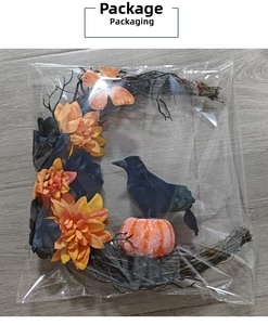 Détail de couronne d'Halloween lune avec corbeau noir et citrouille orange sous emballage