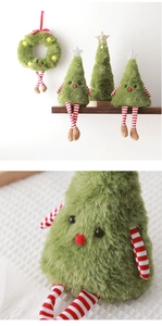 Dettaglio di bambole di peluche per l'albero di Natale e ghirlande con lunghe gambe a righe