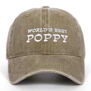Detailaufnahme der khakifarbenen Baumwollkappe mit weißer World's Best Poppy Bestickung