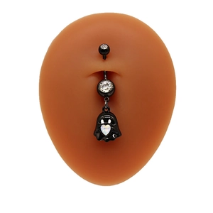 Gros plan du piercing de nombril fantôme noir avec opale en cœur sur modèle en silicone