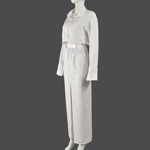 Détail d'un chemisier court blanc à col et jupe rayée avec fente haute sur mannequin