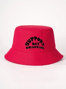 Détail d'un chapeau bob rouge en coton avec texte noir imprimé SUPPORT DAY DRINKING