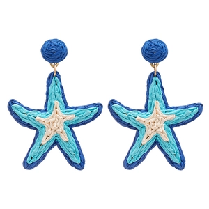 Orecchini a stella marina in rafia fatti a mano con motivi intrecciati blu e beige