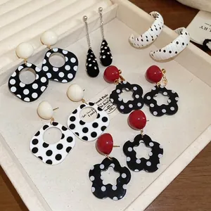 Retro-Ohrring-Set mit Polka-Dot-Blumen und geometrischen Acryl-Ohrsteckern und Creolen