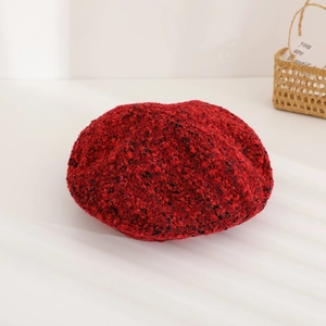 Gros plan sur la texture de béret en tweed rouge et noir au tissu tissé chic