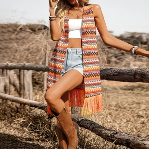 Gilet en tricot bohème avec motifs géométriques colorés et longues franges au bas