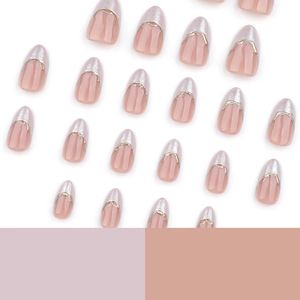 Kurze Mandel-Kunstnägel in Nude mit silbernen Spitzen und goldenen Wellenlinien