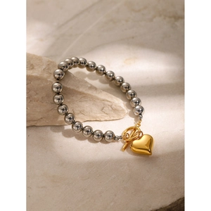 Bracelet à perles argentées avec pendentif cœur doré et fermoir OT sur pierre