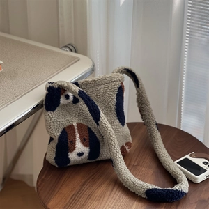 Gros plan d'un sac bandoulière en sherpa doux avec un motif de chien de dessin animé bleu