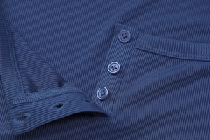 Détail du haut en maille côtelée bleu marine avec boutons et texture de couture fine